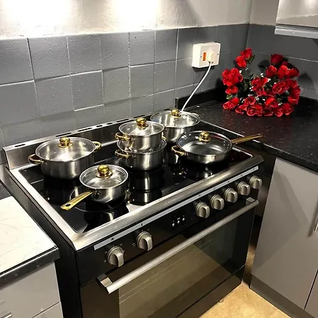Modern 4 Bed Home, Contractors, Groups, Sleep 8 *
