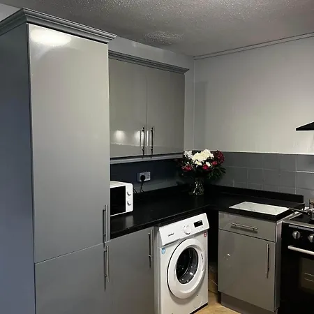 Modern 4 Bed Home,Contractors,Groups,Sleep 8 *