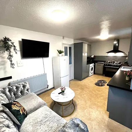 Modern 4 Bed Home, Contractors, Groups, Sleep 8 * Bristol