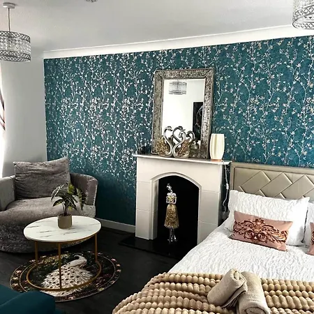 Modern 4 Bed Home, Contractors, Groups, Sleep 8