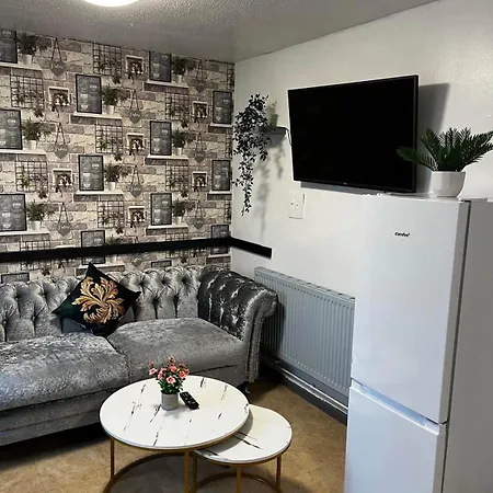 Modern 4 Bed Home,Contractors,Groups,Sleep 8 *