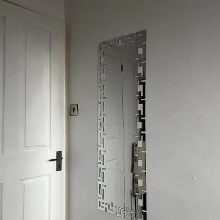 Modern 4 Bed Home, Contractors, Groups, Sleep 8