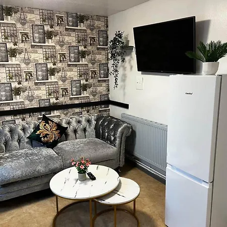 Cosy 4 Bedroom House In Knowle, Holiday home *