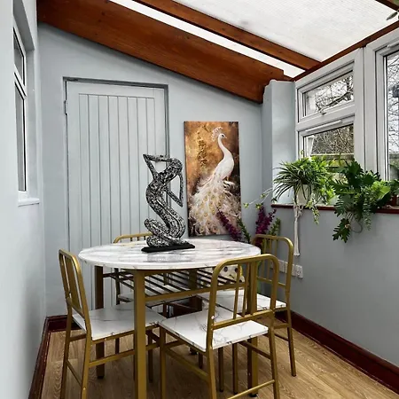 Modern 4 Bed Home, Contractors, Groups, Sleep 8 Bristol