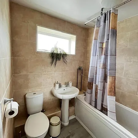 Modern 4 Bed Home, Contractors, Groups, Sleep 8