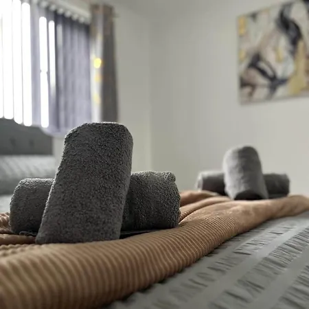 Modern 4 Bed Home,Contractors,Groups,Sleep 8