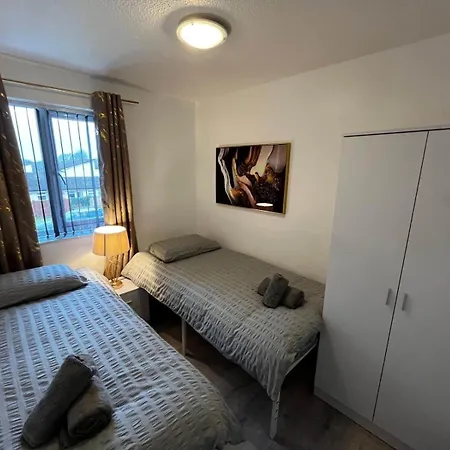 Casa de Férias Modern 4 Bed Home, Contractors, Groups, Sleep 8 *