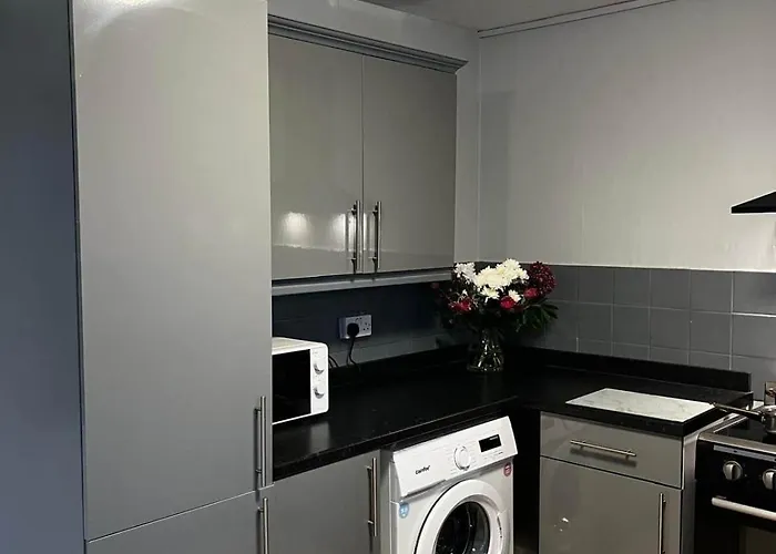 Cosy 4 Bedroom House In Knowle, *