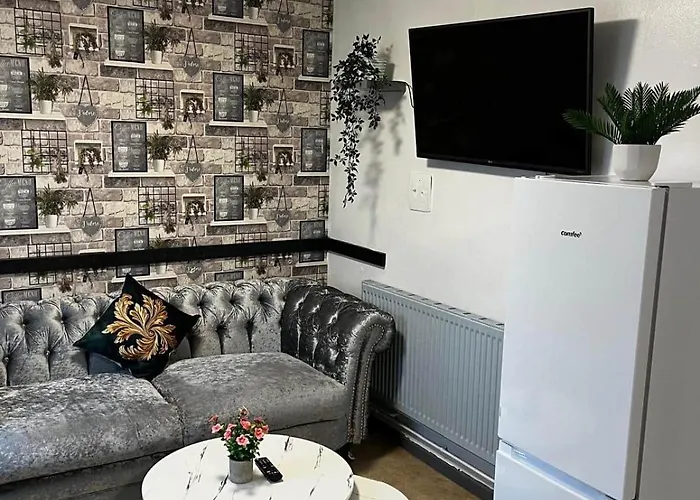 Cosy 4 Bedroom House In Knowle, *