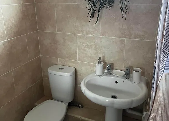 Cosy 4 Bedroom House In Knowle,